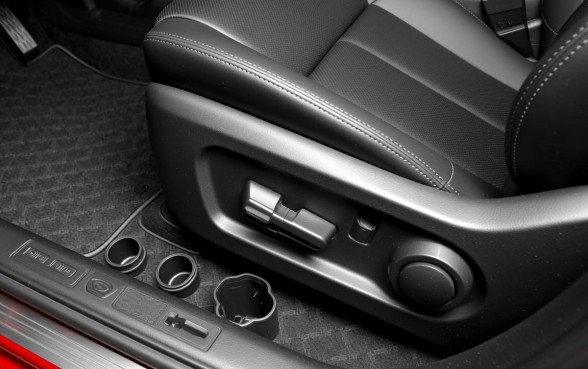 汽车驾驶座椅下面有三个塑料口子是干嘛的,座椅底下的孔有什么用 汽车驾驶座椅下面有三个塑料口子是干嘛的