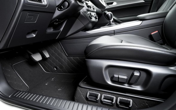 汽车驾驶座椅下面有三个塑料口子是干嘛的,座椅底下的孔有什么用 汽车驾驶座椅下面有三个塑料口子是干嘛的