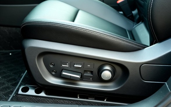 汽车驾驶座椅下面有三个塑料口子是干嘛的,座椅底下的孔有什么用 汽车驾驶座椅下面有三个塑料口子是干嘛的