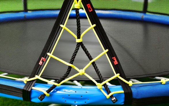 蹦床下面怎么用绳子收口子的过程