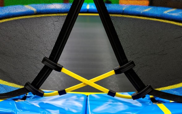 蹦床下面怎么用绳子收口子的过程