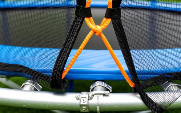 蹦床下面怎么用绳子收口子的过程