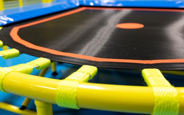 蹦床下面怎么用绳子收口