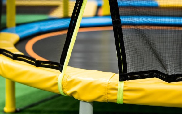 蹦床下面怎么用绳子收口