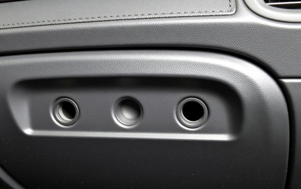 车门下边的三个小口子是什么意思,车门排水孔有什么作用? 车门下边的三个小口子是什么意思