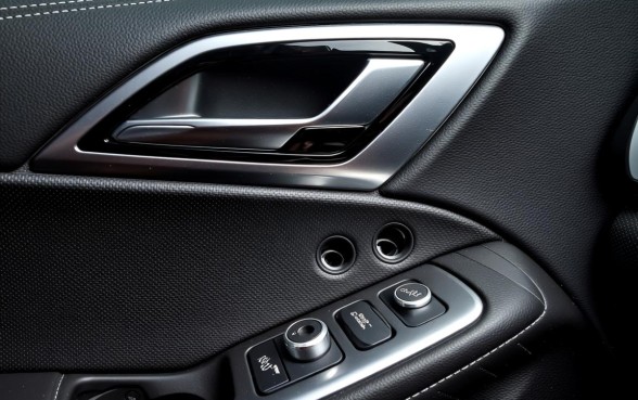 车门下边的三个小口子是什么意思,车门排水孔有什么作用? 车门下边的三个小口子是什么意思