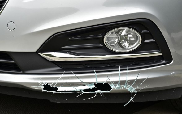 科鲁兹下裙边撞破10cm的口子