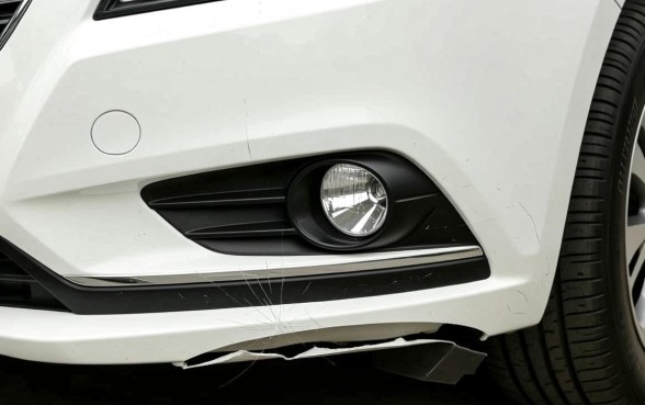 科鲁兹下裙边撞破10cm的口子