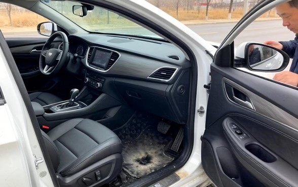 哈弗H2副驾驶脚下有个口子怎么回事