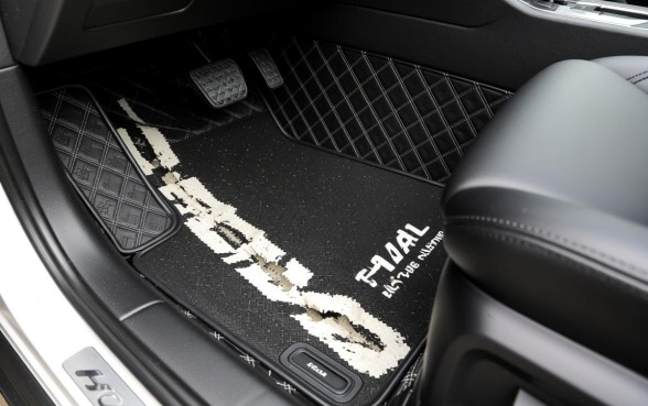 哈弗H2副驾驶脚下有个口子怎么回事