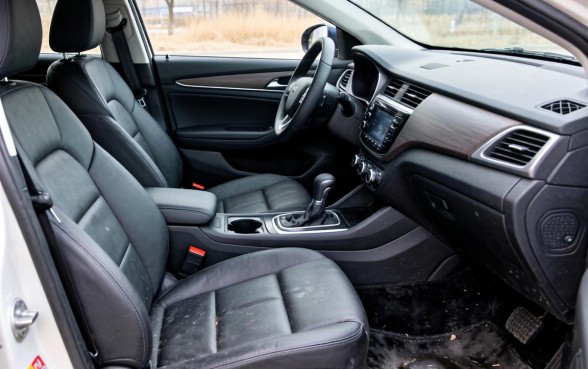 哈弗H2副驾驶脚下有个口子怎么回事